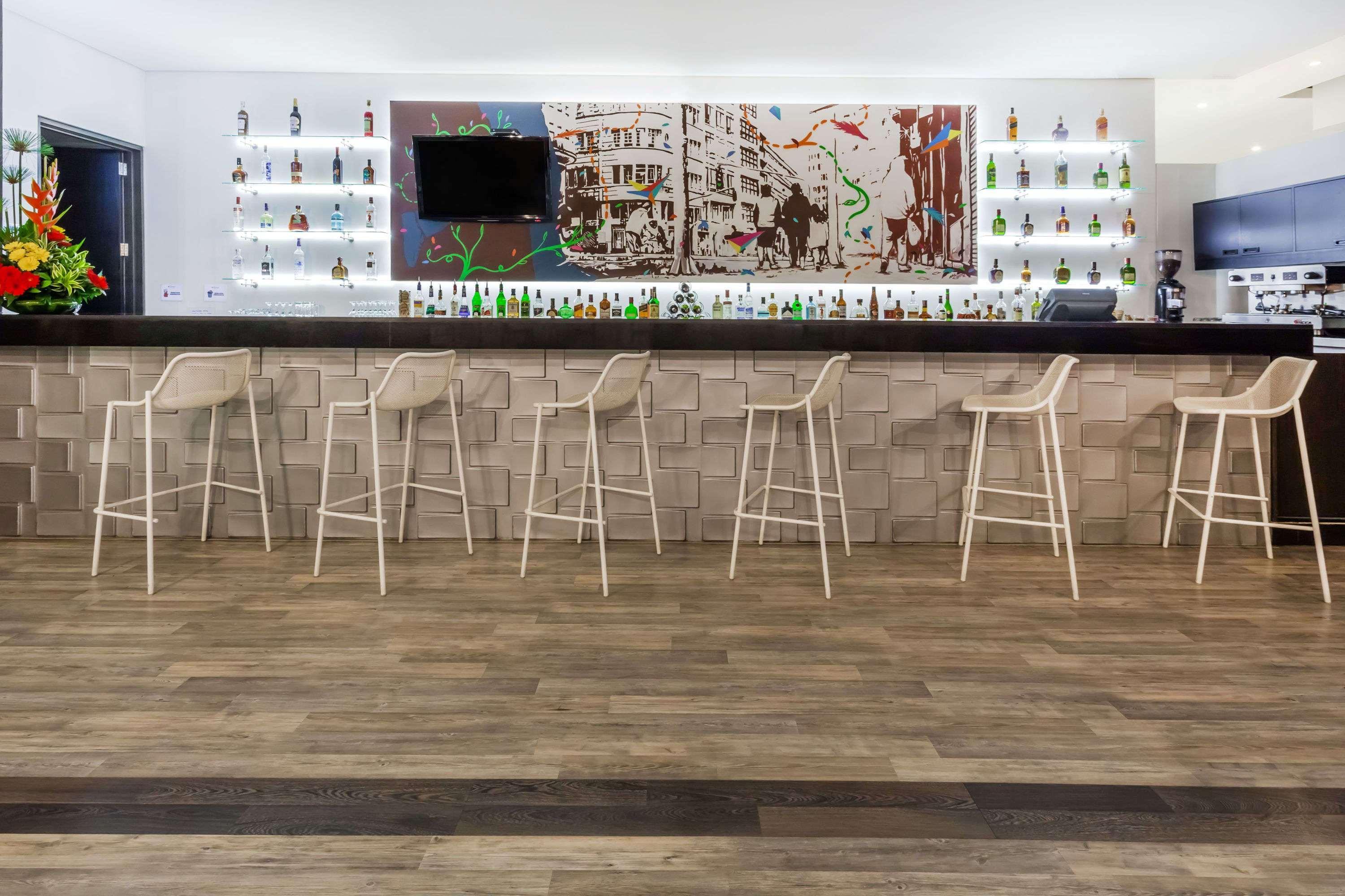 מלון Wyndham בוגוטה מראה חיצוני תמונה A bar in a hotel